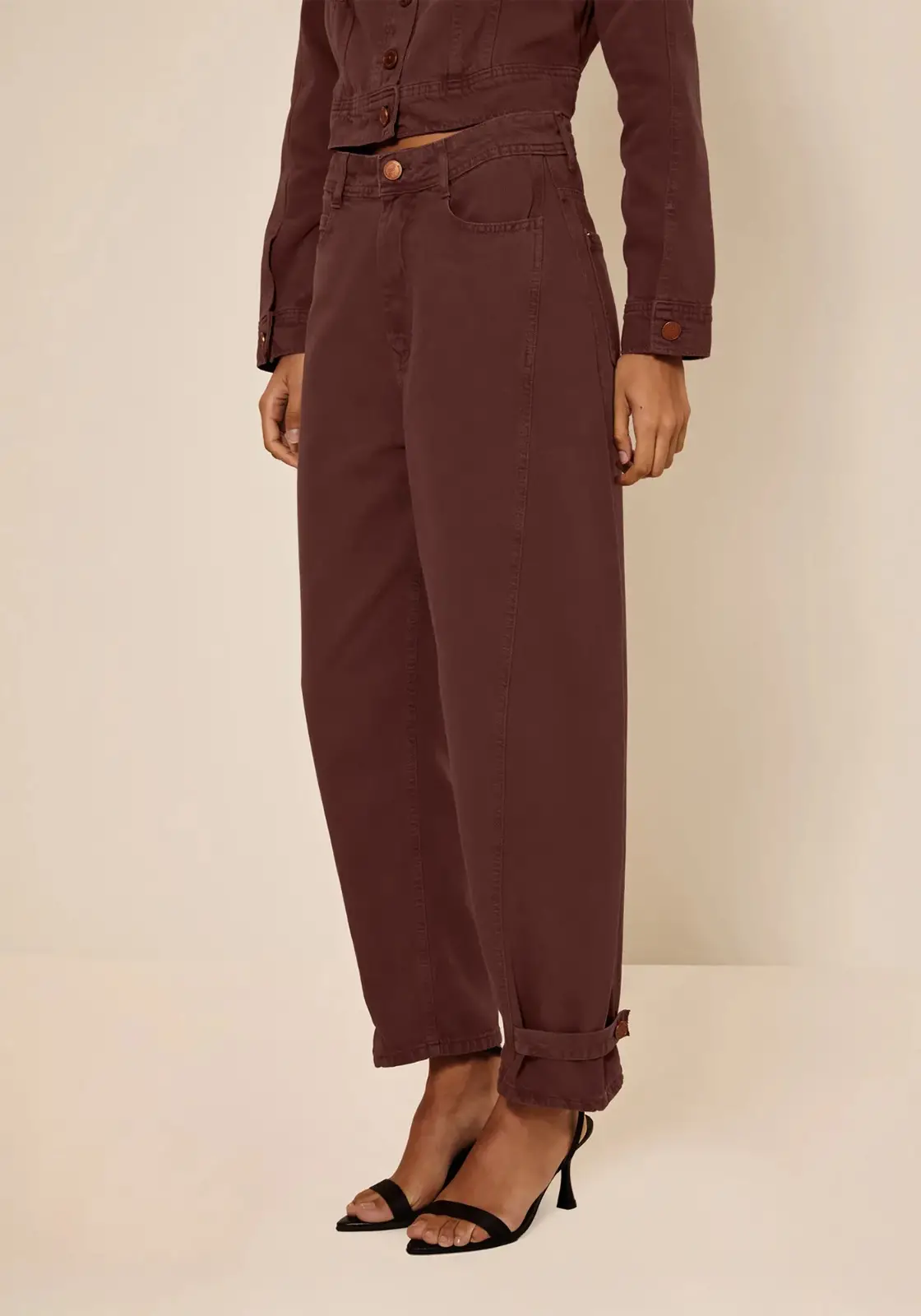 Calça marrom lez a lez