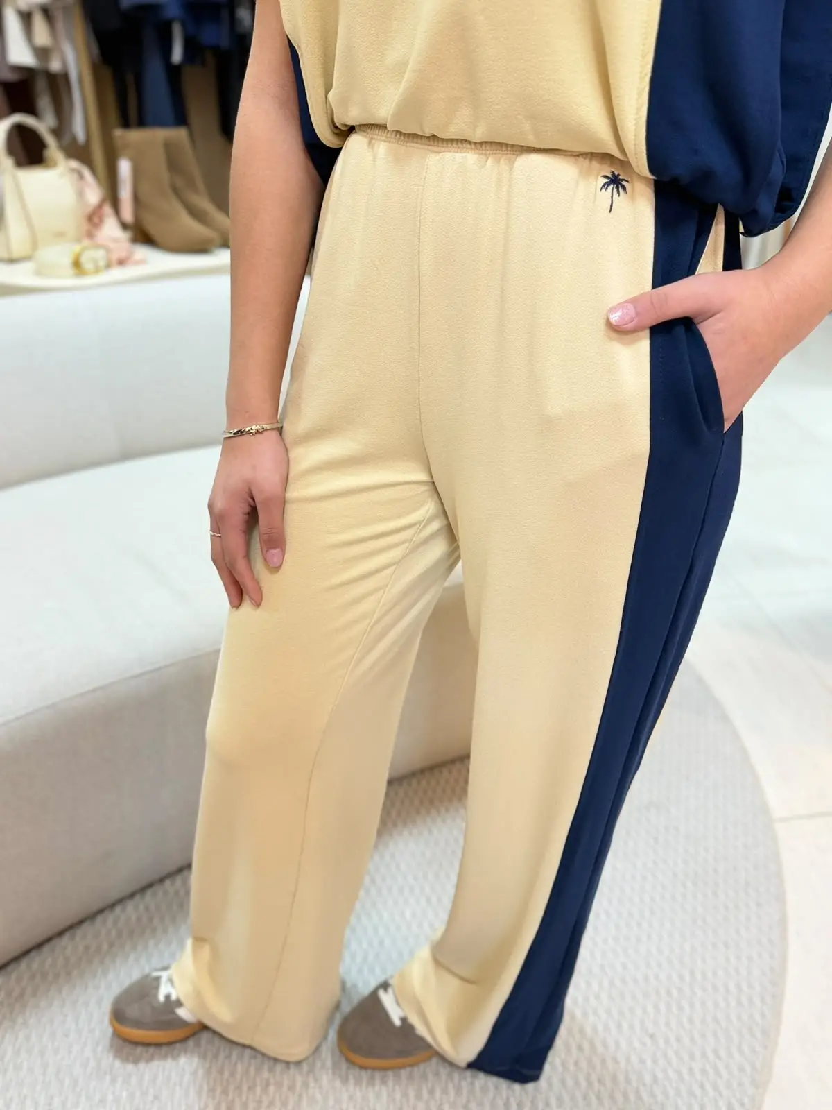 Calça bege com azul
